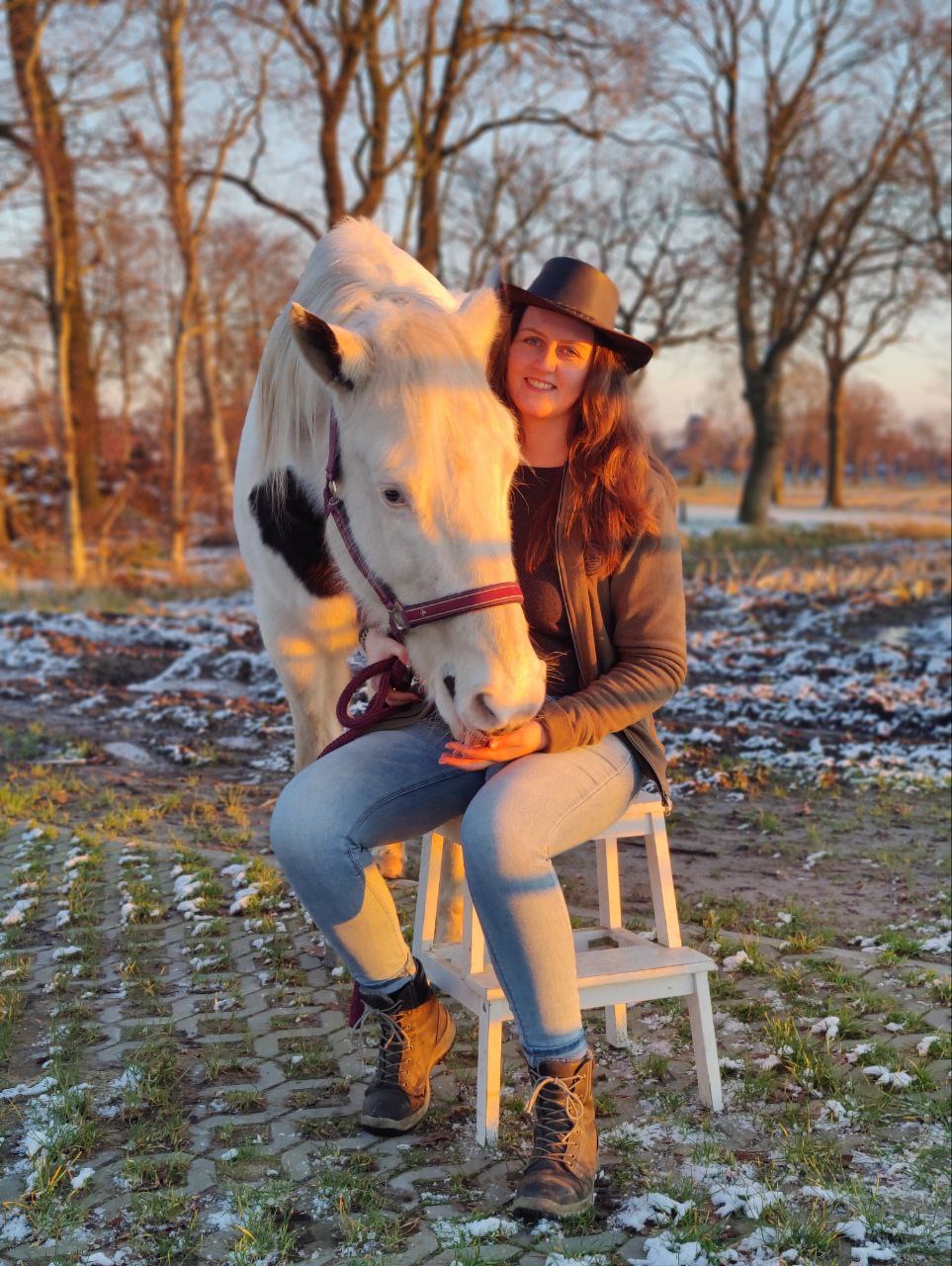 Vanessa Buß mit ihrem Pferd Snowy